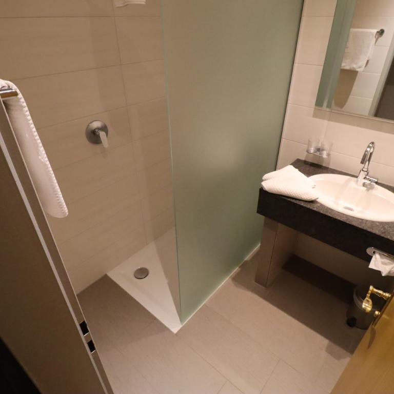 Ferienhotel Fuchs - Comfort Dreibettzimmer mit Dusche - 6