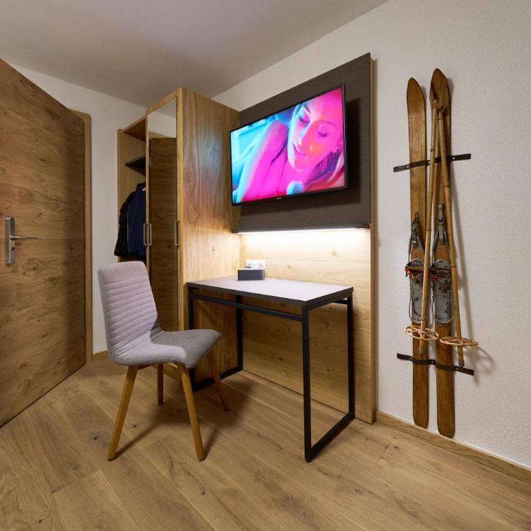 Aparthotel Grischuna - Doppelzimmer mit Bergblick - 4
