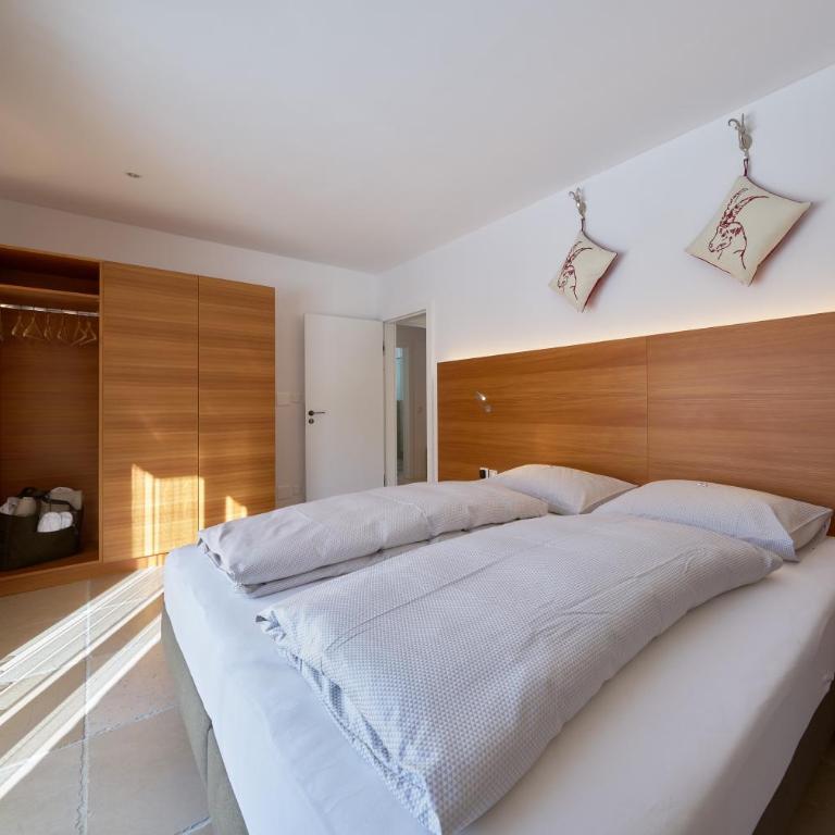 Grischuna Mountain Lodge - Apartment mit 3 Schlafzimmern, Balkon und Terrasse - 6