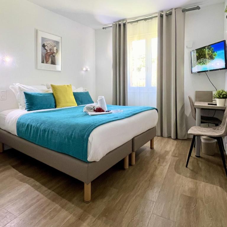 Hotel L'Escapade - Standard Double Room (Road Side) - 7