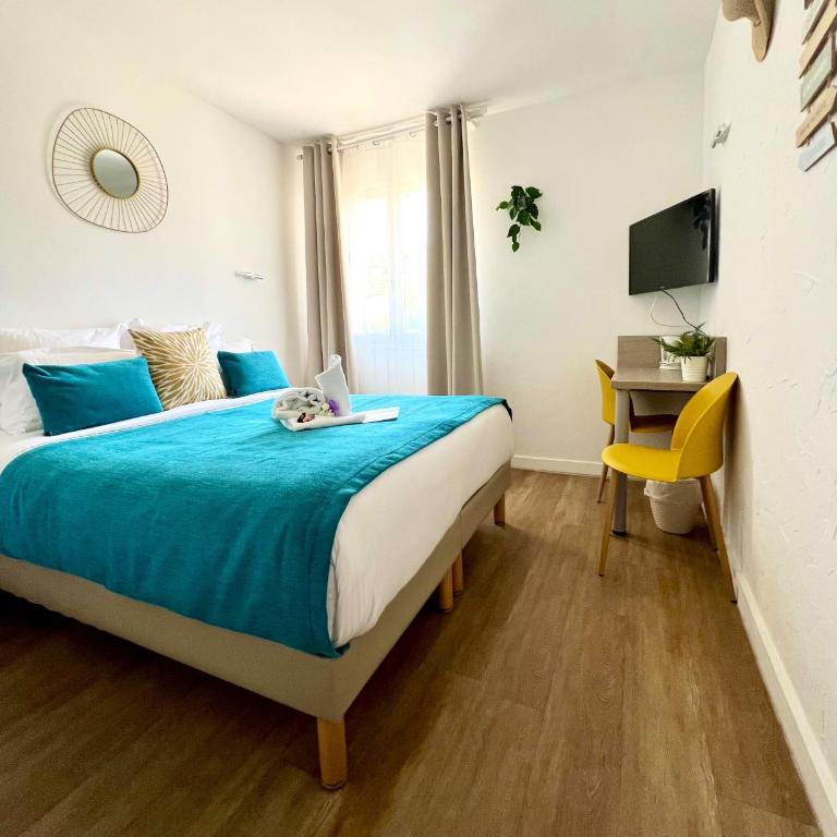 Hotel L'Escapade - Standard Double Room (Road Side) - 9