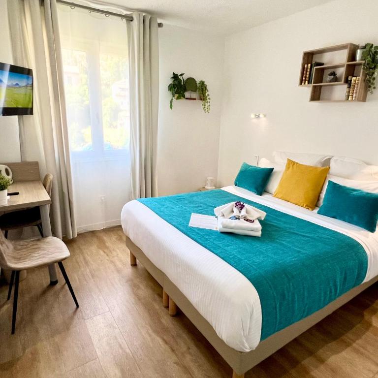Hotel L'Escapade - Standard Double Room (Road Side) - 5