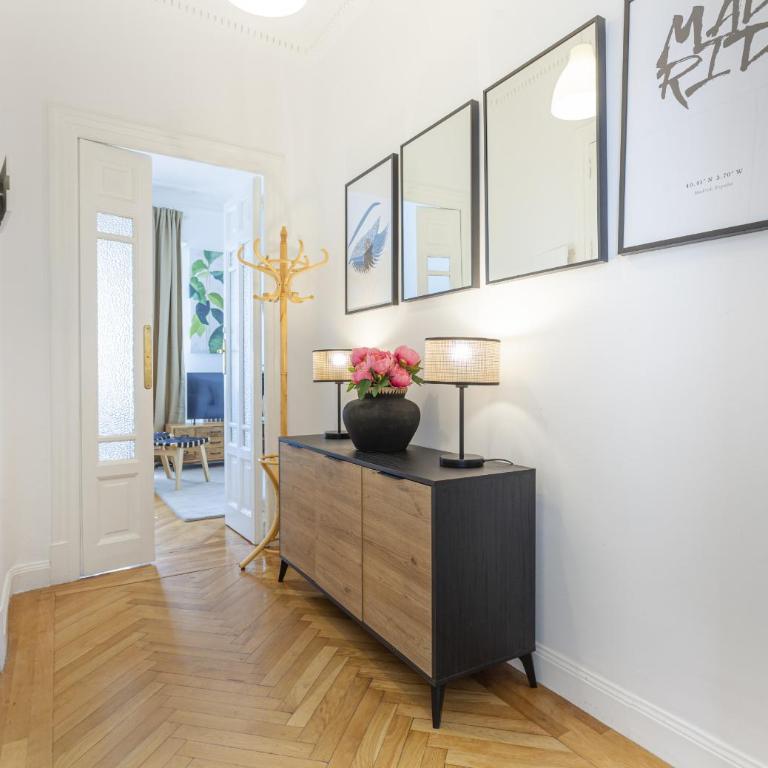 Apartamento Santa Ana Place en Madrid - Three-Bedroom Apartment - 17