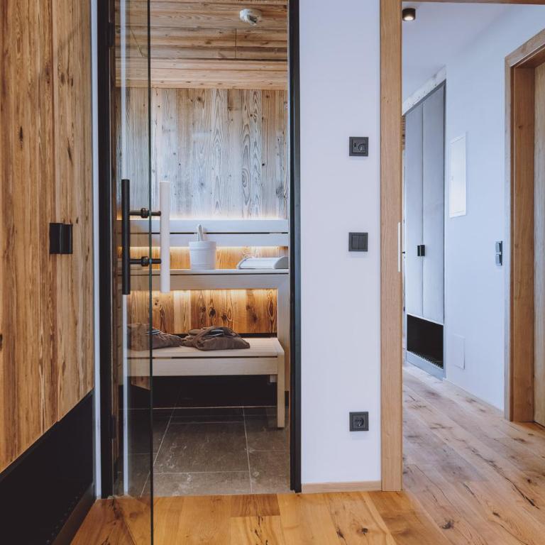 ZAGLGUT Premium Hotel & Chalets, Zell am See-Kaprun - Wellness & Infinity Pool, Air Conditioning, Panoramic Views & Summer Card Included - Suite mit Sauna und Badewanne – Erdgeschoss - 1