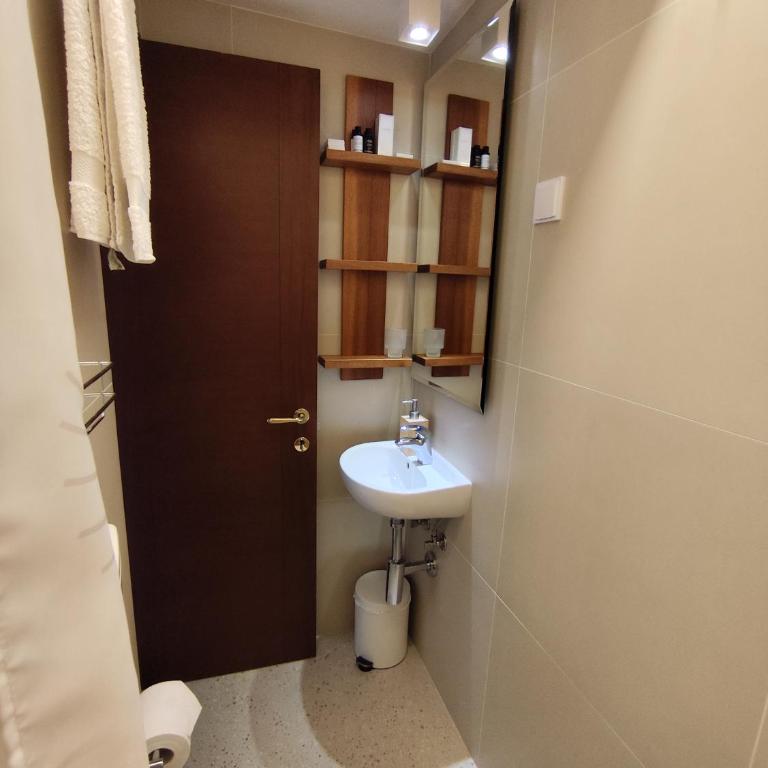 Guest House Jedro - Single Room with Private Bathroom - 5