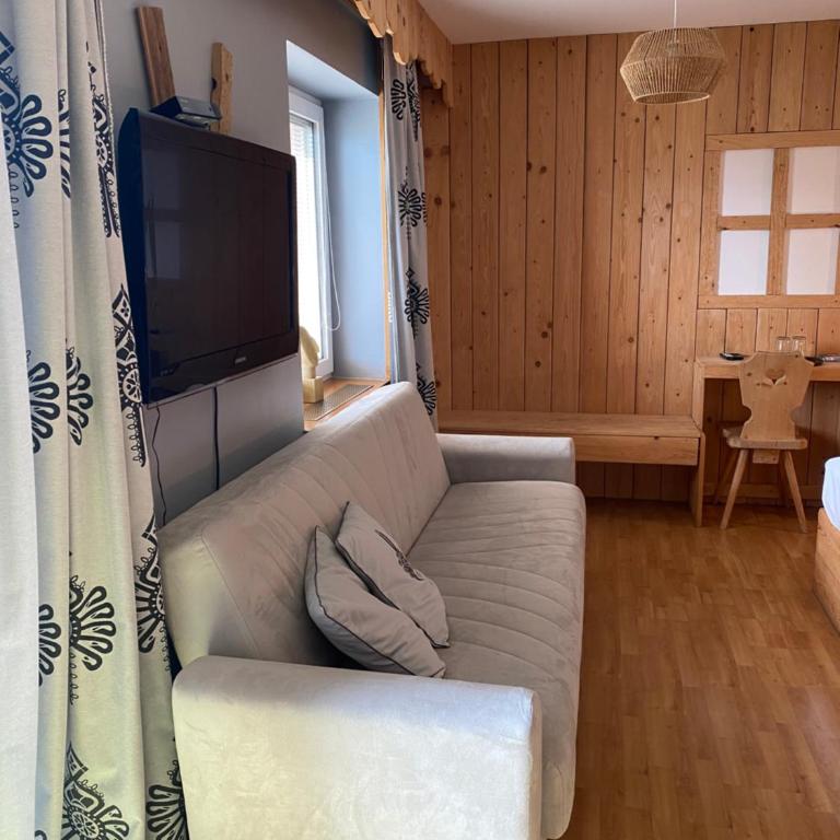 Hotel Almhof - Familienzimmer mit Balkon - 13