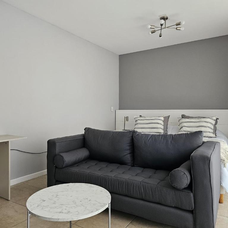 Amplios y Cómodos Monoambientes en Monserrat - Estudio con balcón - 9