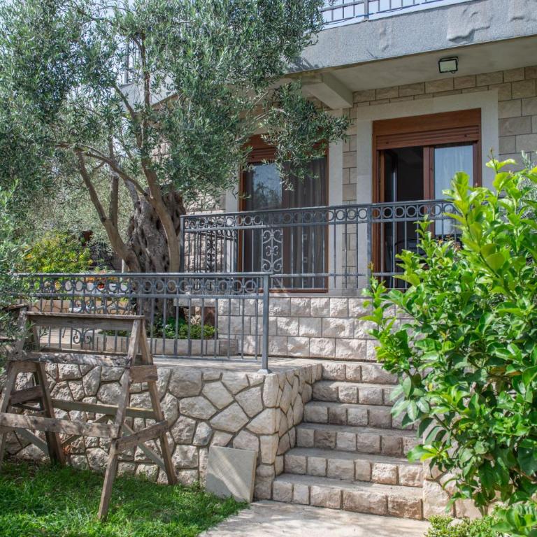 Rustic Olive House - Bungalow with Garden View - 8