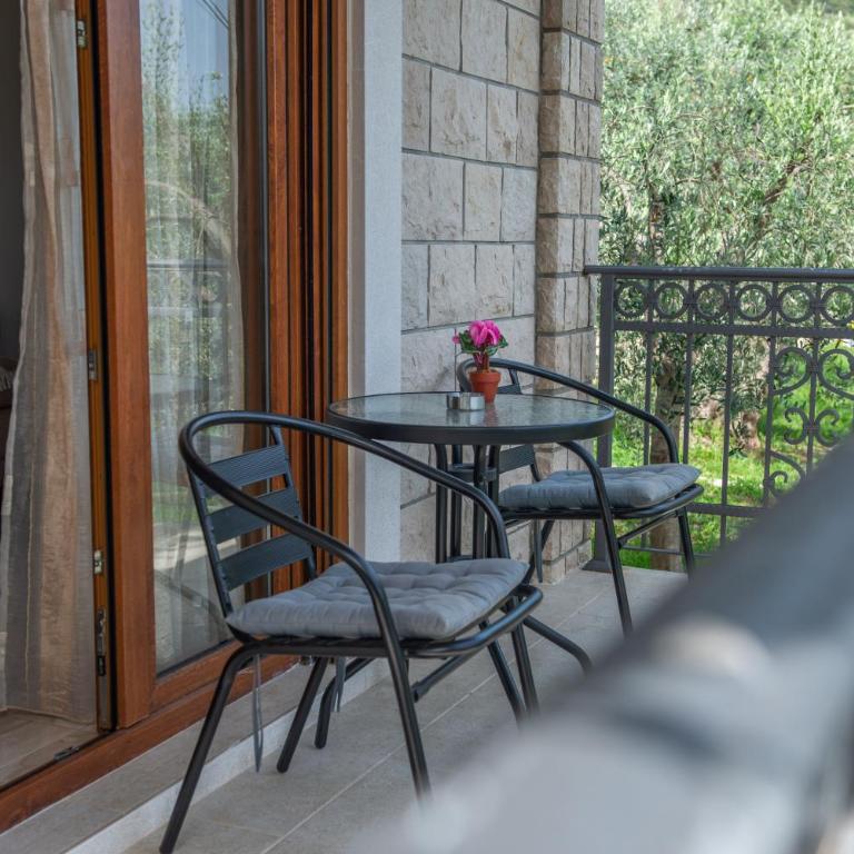 Rustic Olive House - Bungalow with Garden View - 10
