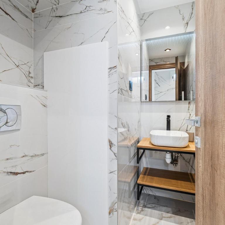 Nice Renting - 8FRANCE - Luxury & Comfort Love Room Suite Jacuzzi Massena - Appartement 1 Chambre - 9