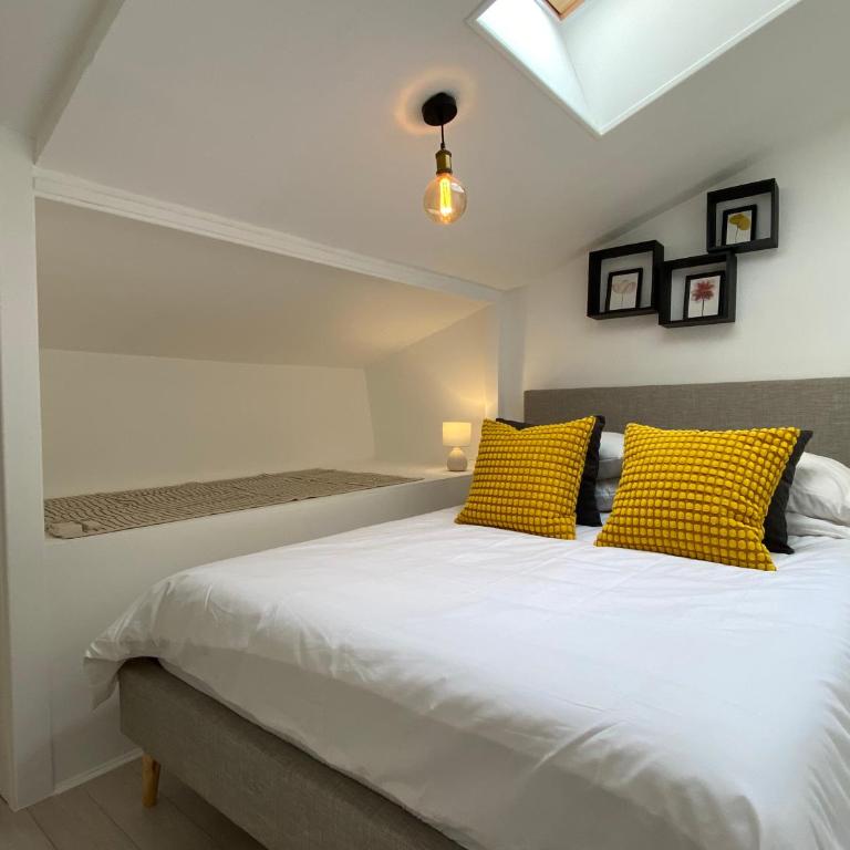 Le Guillaumont - Amazing 2-bedroom in the Old Town -StayInAntibes - Two-Bedroom Apartment - 5