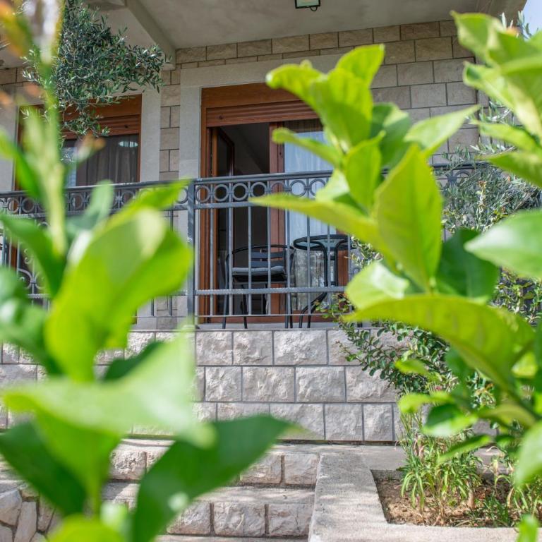 Rustic Olive House - Bungalow with Garden View - 2