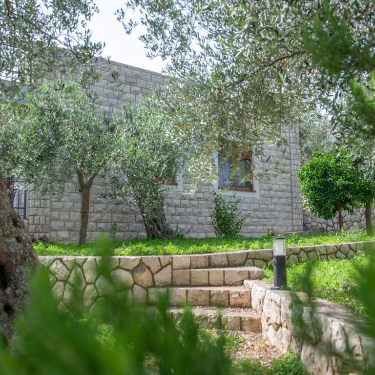 Rustic Olive House - Bungalow with Garden View - 11