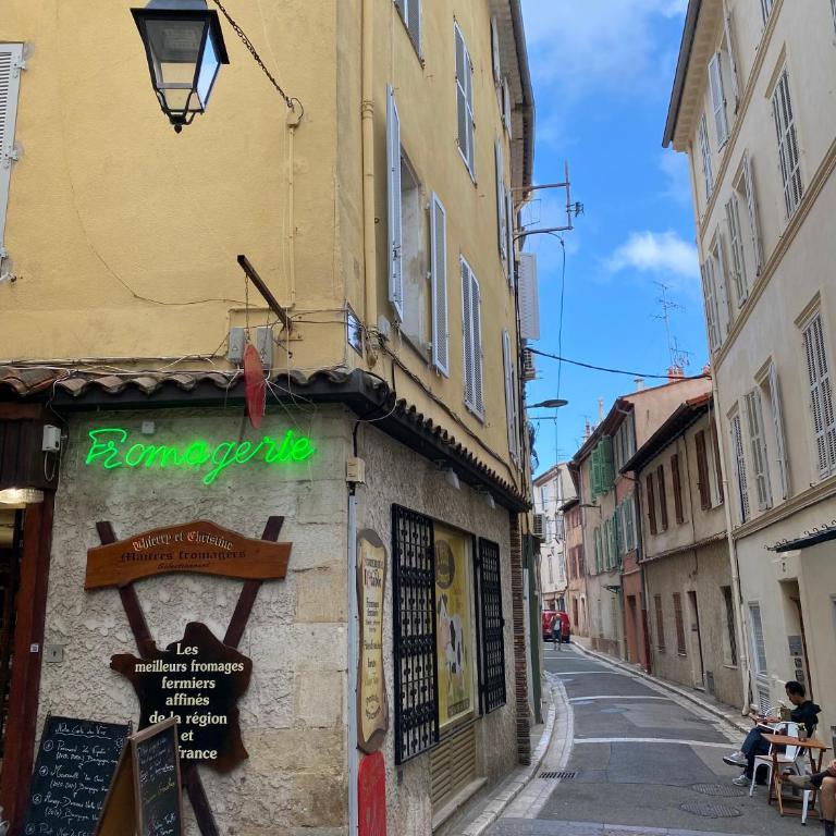 Le Guillaumont - Amazing 2-bedroom in the Old Town -StayInAntibes - Two-Bedroom Apartment - 24