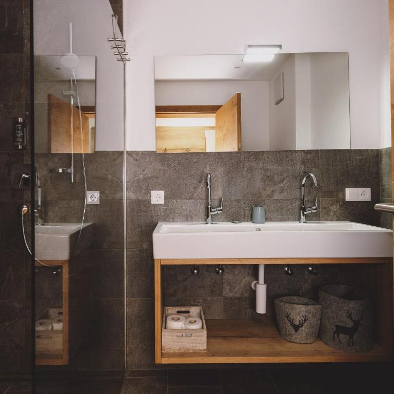 First IN Mountain Chalets by we rent - Superior Chalet - 5