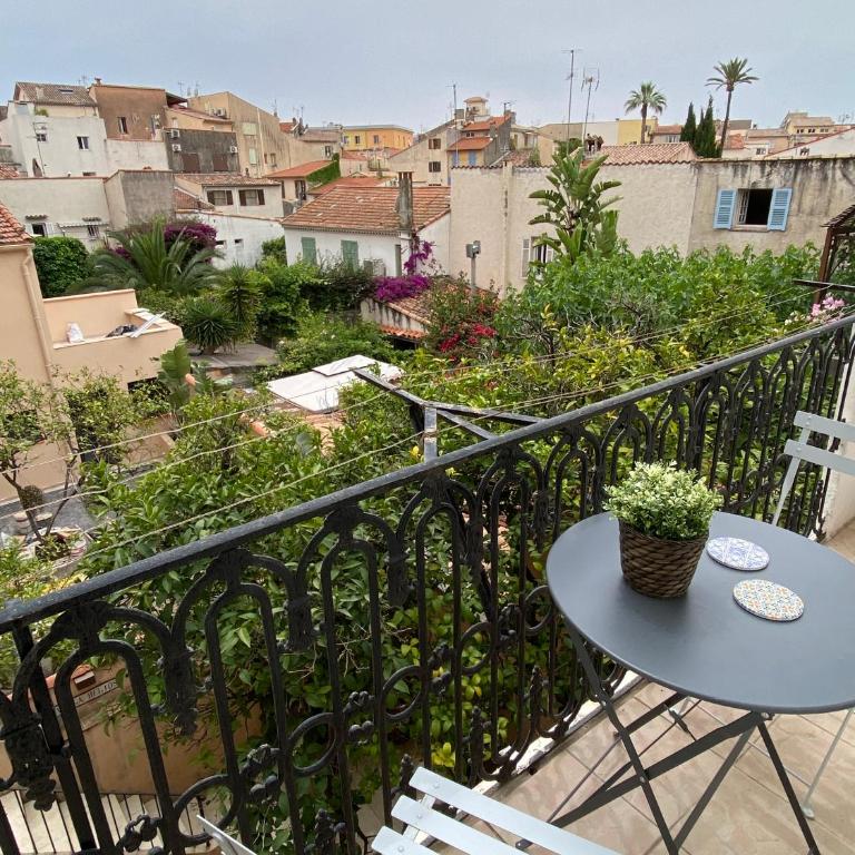Le Guillaumont - Amazing 2-bedroom in the Old Town -StayInAntibes - Two-Bedroom Apartment - 2