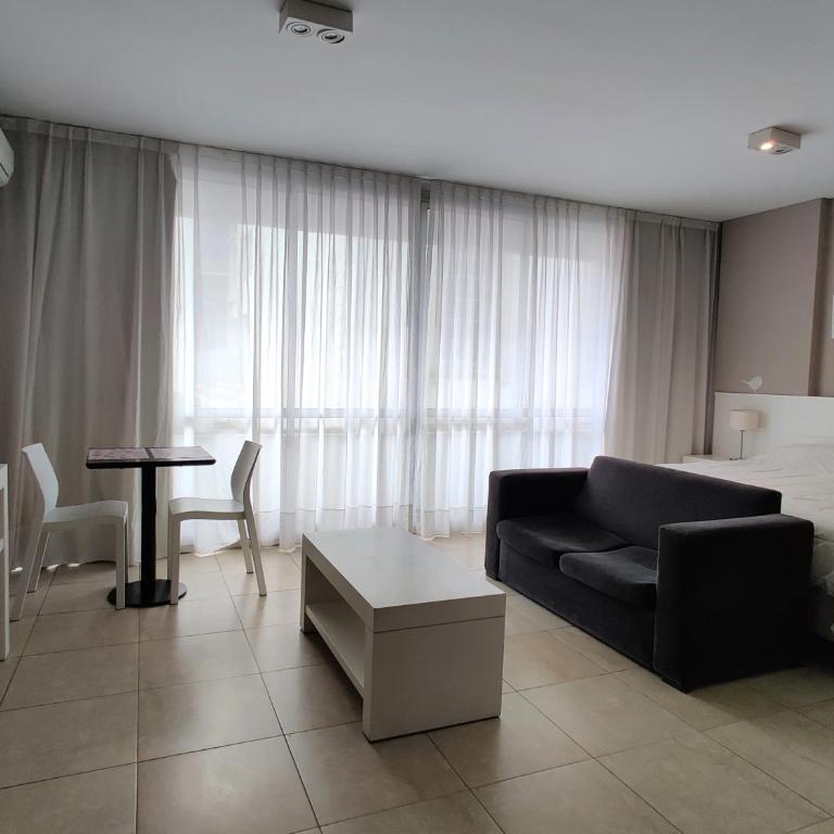 Amplios y Cómodos Monoambientes en Monserrat - Estudio con balcón - 6