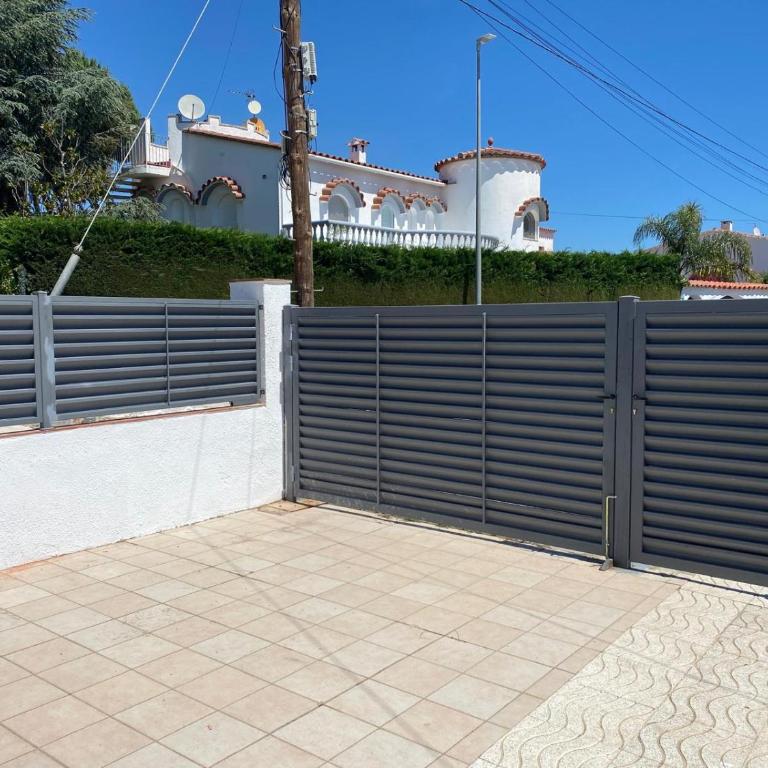 Villa Empuriabrava on main canal with 13 m private mooring, private pool, air con in all rooms, non-smoking - Villa de 3 dormitorios - 39