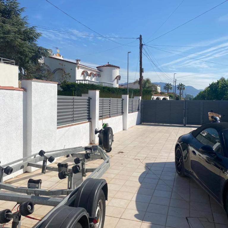 Villa Empuriabrava on main canal with 13 m private mooring, private pool, air con in all rooms, non-smoking - Villa de 3 dormitorios - 37