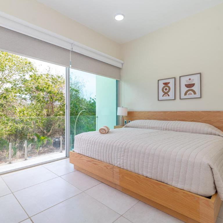 2 BD Suite with Balcony Gym Rooftop Pool Hot Tub - Apartment - 3