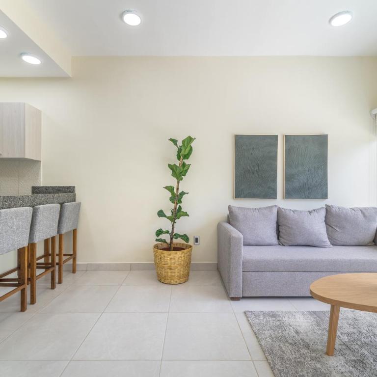 2 BD Suite with Balcony Gym Rooftop Pool Hot Tub - Apartment - 4