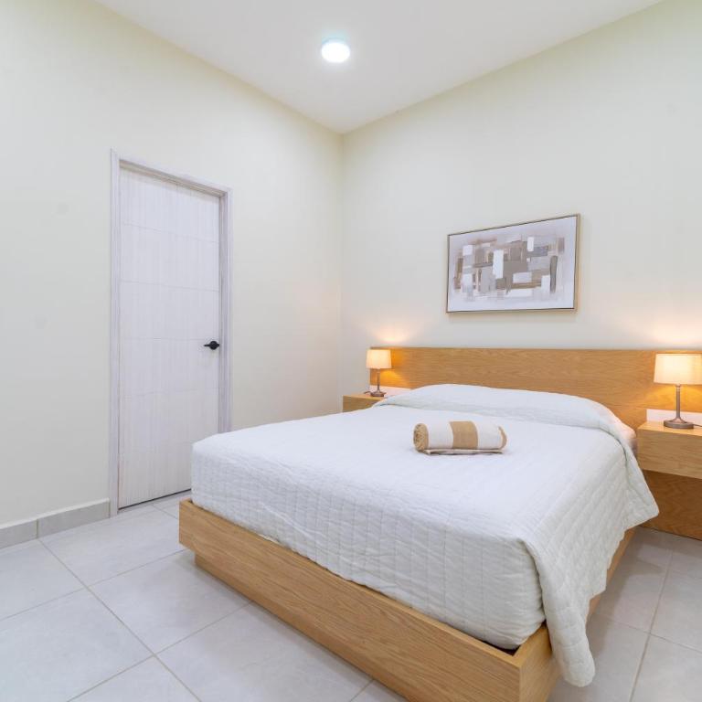 2 BD Suite with Balcony Gym Rooftop Pool Hot Tub - Apartment - 14