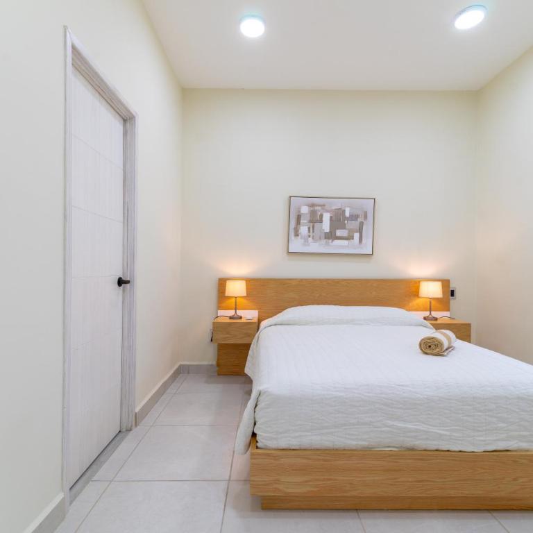 2 BD Suite with Balcony Gym Rooftop Pool Hot Tub - Apartment - 9