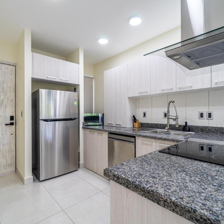 2 BD Suite with Balcony Gym Rooftop Pool Hot Tub - Apartment - 12