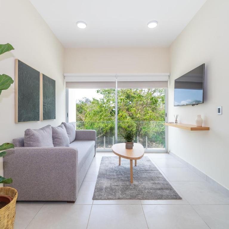 2 BD Suite with Balcony Gym Rooftop Pool Hot Tub - Apartment - 1