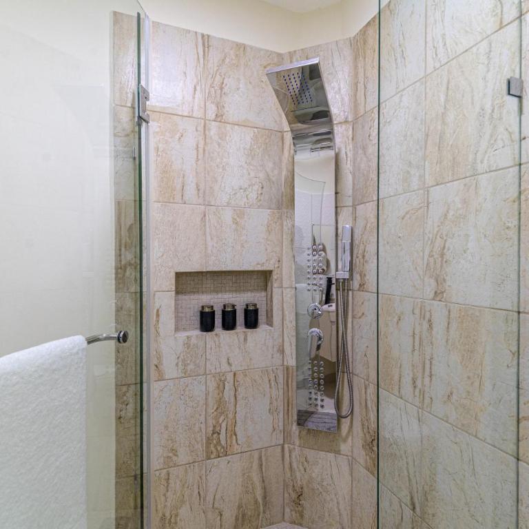 2 BD Suite with Balcony Gym Rooftop Pool Hot Tub - Apartment - 19