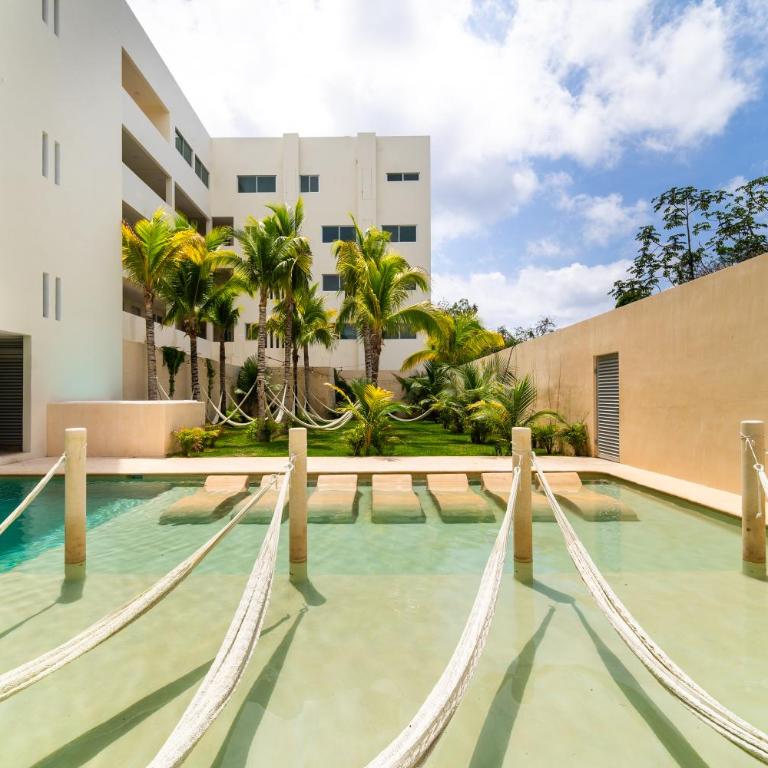 2 BD Suite with Balcony Gym Rooftop Pool Hot Tub - Apartment - 24