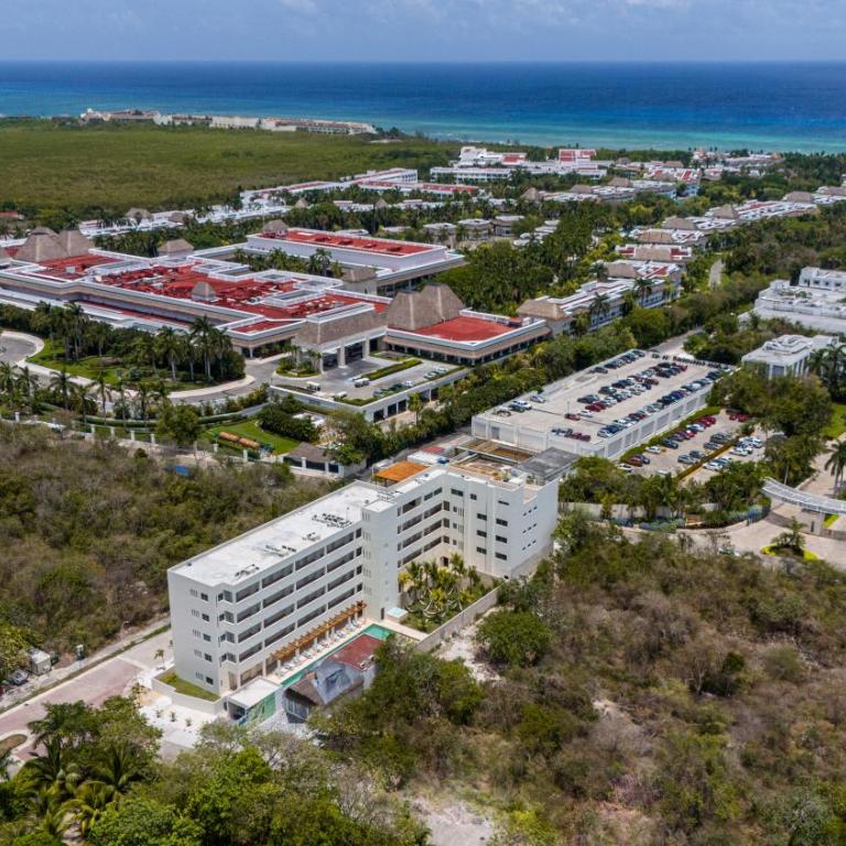 2 BD Suite with Balcony Gym Rooftop Pool Hot Tub - Apartment - 34