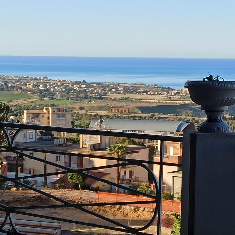 B&B Le 4 Stagioni - Camera Matrimoniale con Bagno in Comune e Balcone - 16