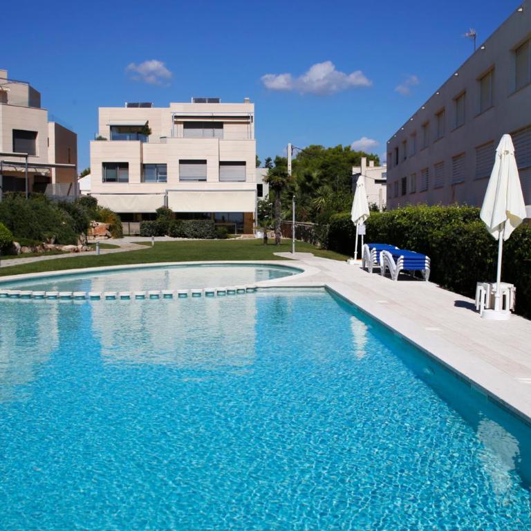 AT014 A pocos metros de la playa, equipamiento completo, piscina comunitaria - Villa con vistas al jardín - 3