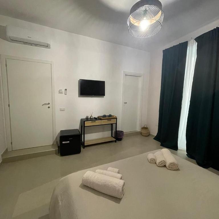 Domus Carmela - Queen Room with Balcony - 10