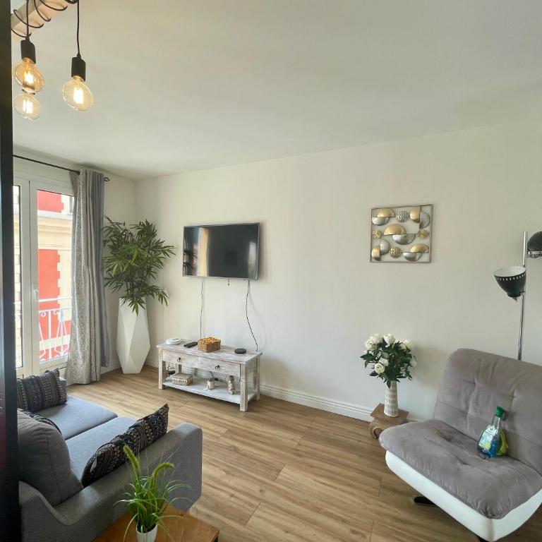 Le Verlaine, studio en centre ville à deux minutes des plages - Studio - 9