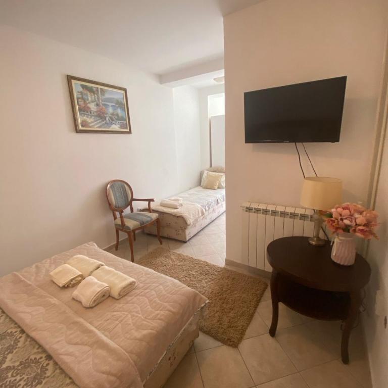 Miomir Perazic Apartments - Deluxe Family Suite - 17