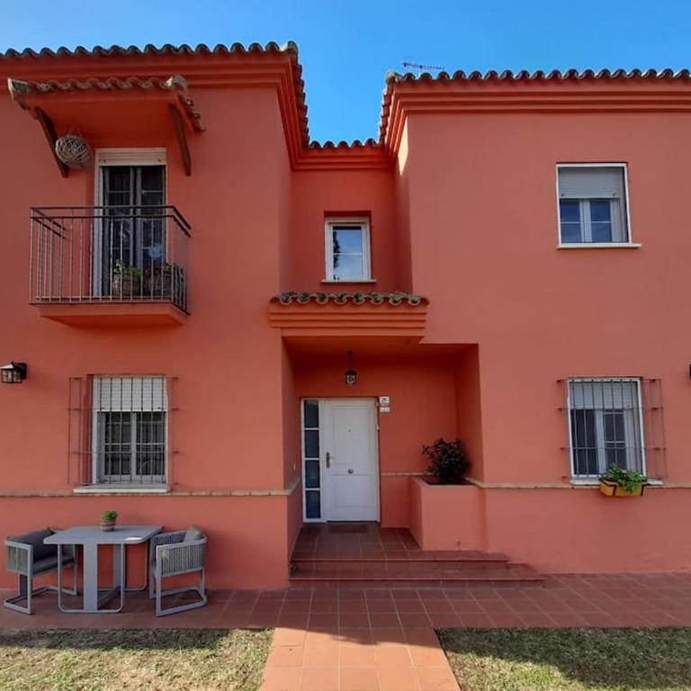 Chalet con piscina y vistas a campo de golf - Three-Bedroom House - 4