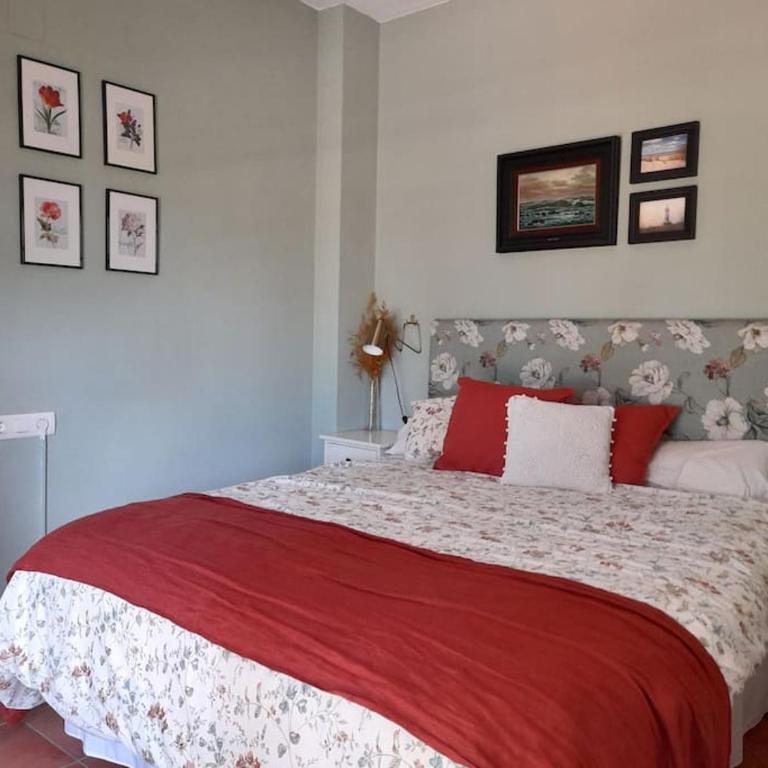 Chalet con piscina y vistas a campo de golf - Three-Bedroom House - 10