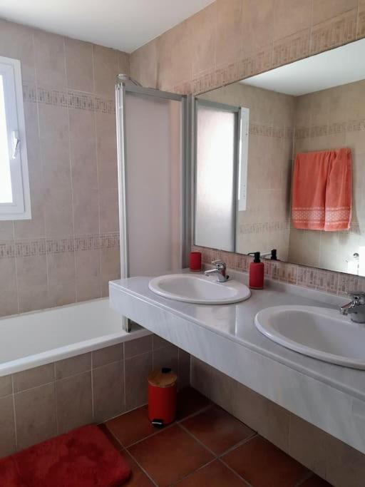 Chalet con piscina y vistas a campo de golf - Three-Bedroom House - 14
