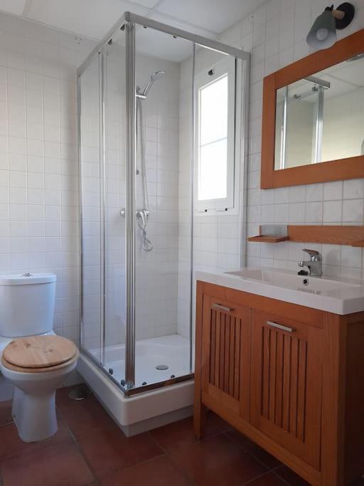 Chalet con piscina y vistas a campo de golf - Three-Bedroom House - 13