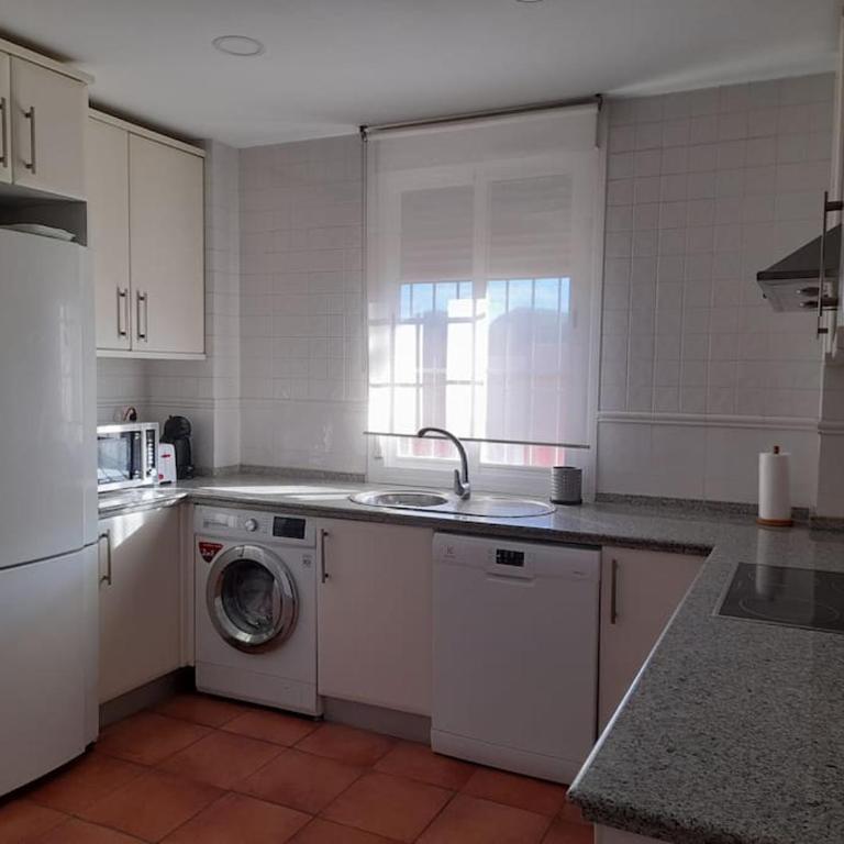 Chalet con piscina y vistas a campo de golf - Three-Bedroom House - 7