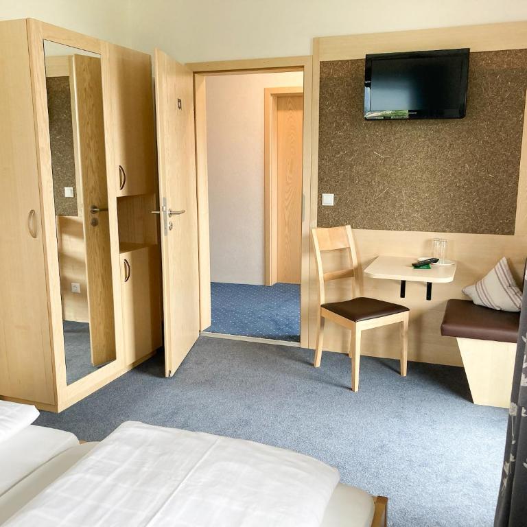 Fideliushaus - Double Room with Balcony 05 - 7