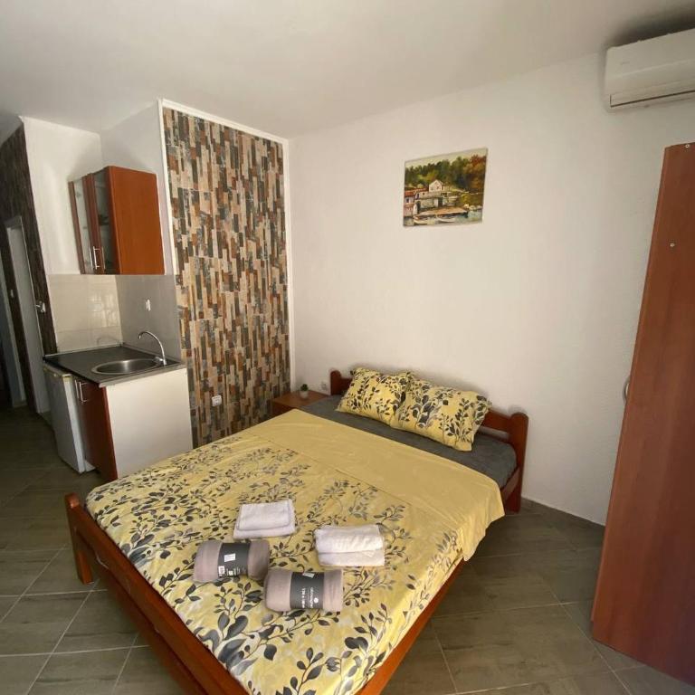 Violit Apartments&Restaurant - Dvokrevetna Soba sa Bračnim Krevetom i Balkonom - 1