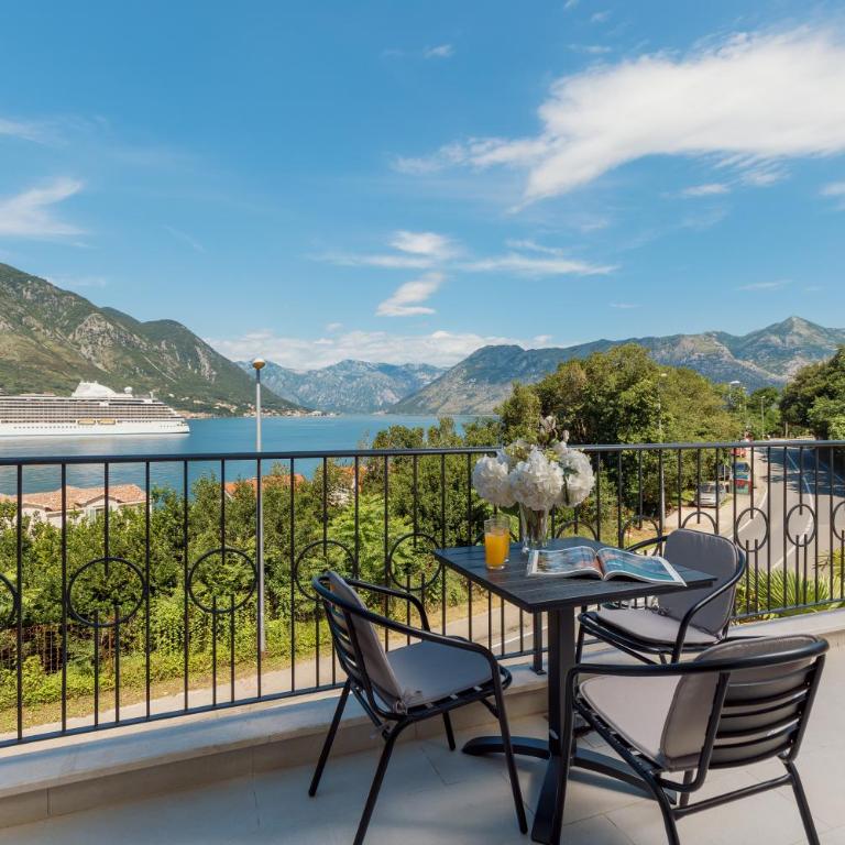 NM Palace Apartment - Two-Bedroom Apartment with Balcony and Sea View - 4