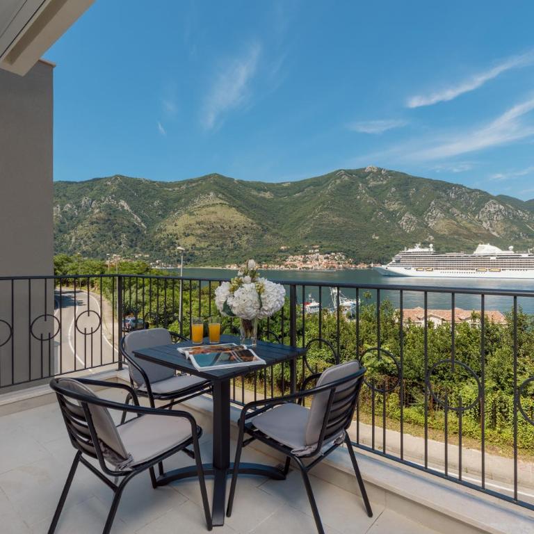 NM Palace Apartment - Two-Bedroom Apartment with Balcony and Sea View - 2