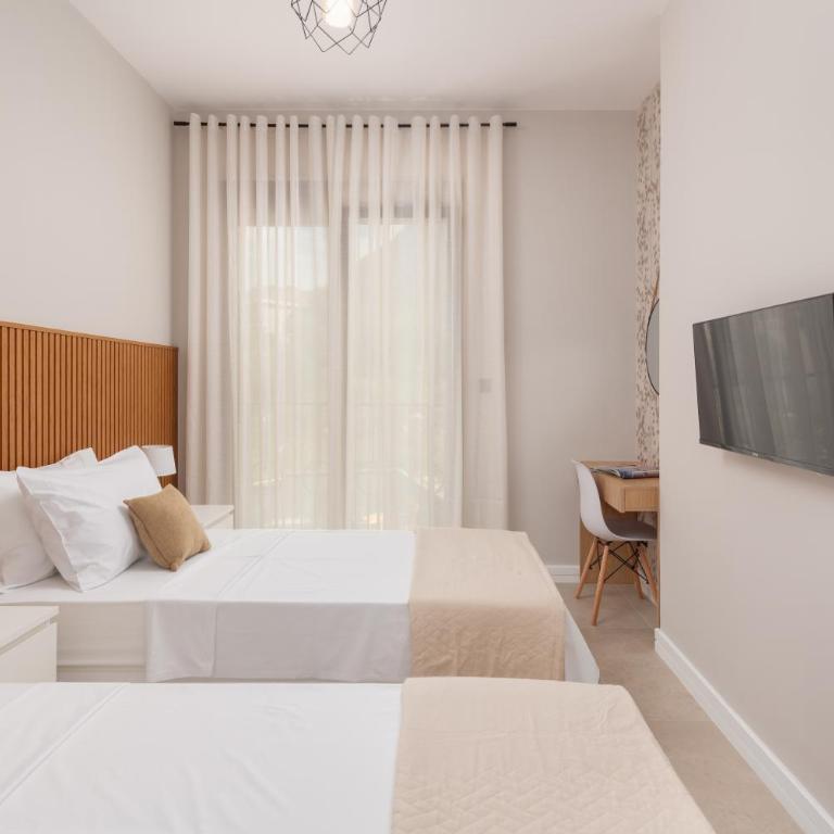 NM Palace Apartment - Two-Bedroom Apartment with Balcony and Sea View - 13