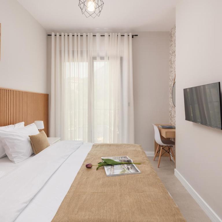 NM Palace Apartment - Two-Bedroom Apartment with Balcony and Sea View - 16