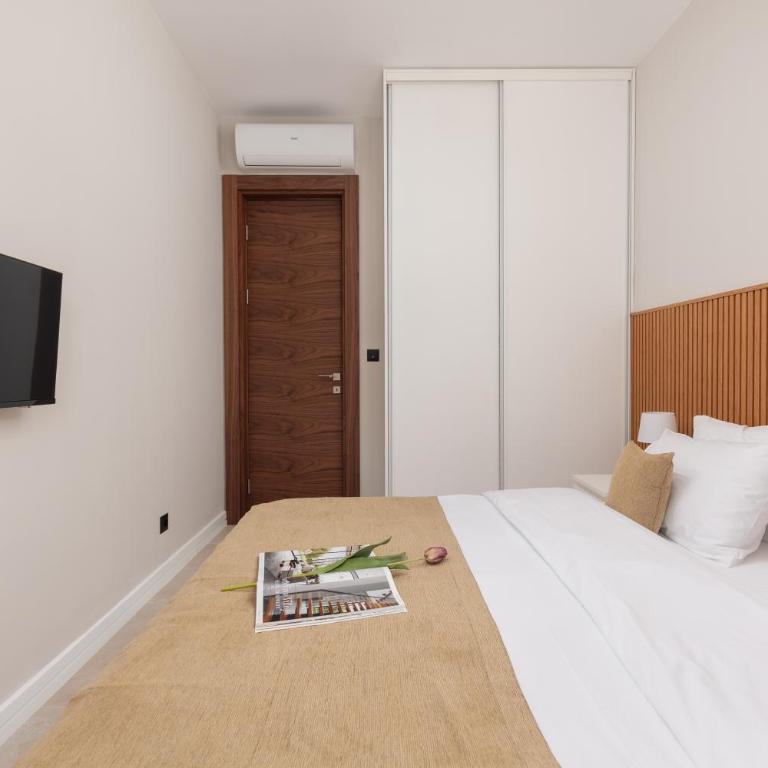 NM Palace Apartment - Two-Bedroom Apartment with Balcony and Sea View - 17