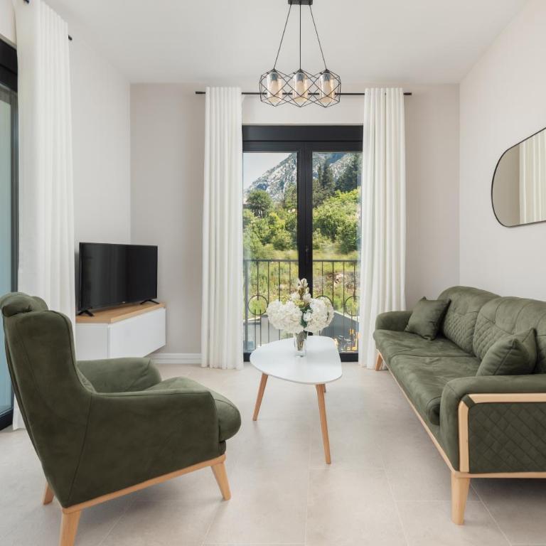 NM Palace Apartment - Two-Bedroom Apartment with Balcony and Sea View - 7
